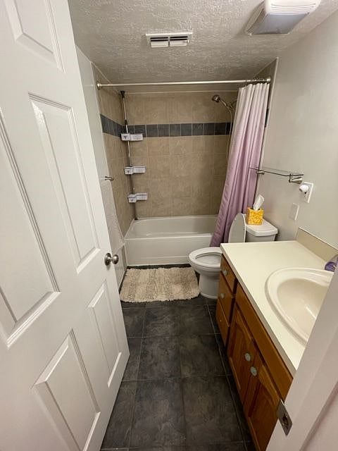 Tub and bath mat.