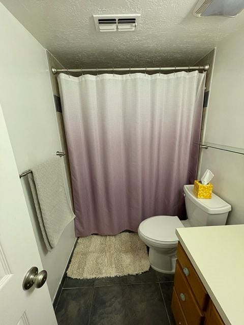 Private full-size bathroom for rented room. It is right next to the room.