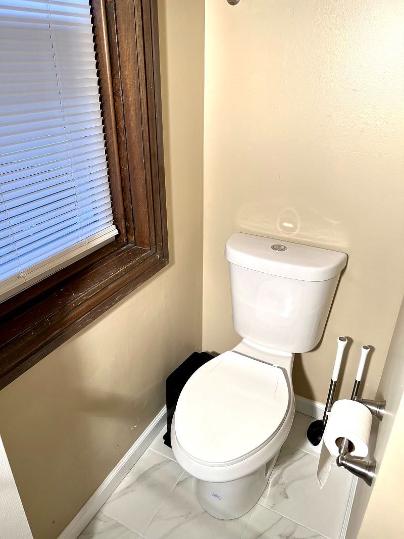 Bathroom 

Stocked with toilet paper, tissues, blowdryer and small garbage bags. 