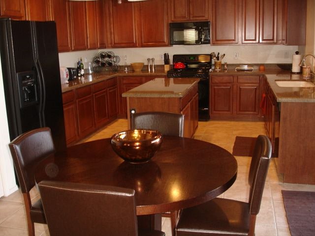 The spacious kitchen offers plenty of counterspace and kitchenware (plates, glasses, cutlery). Everything you need for meals!