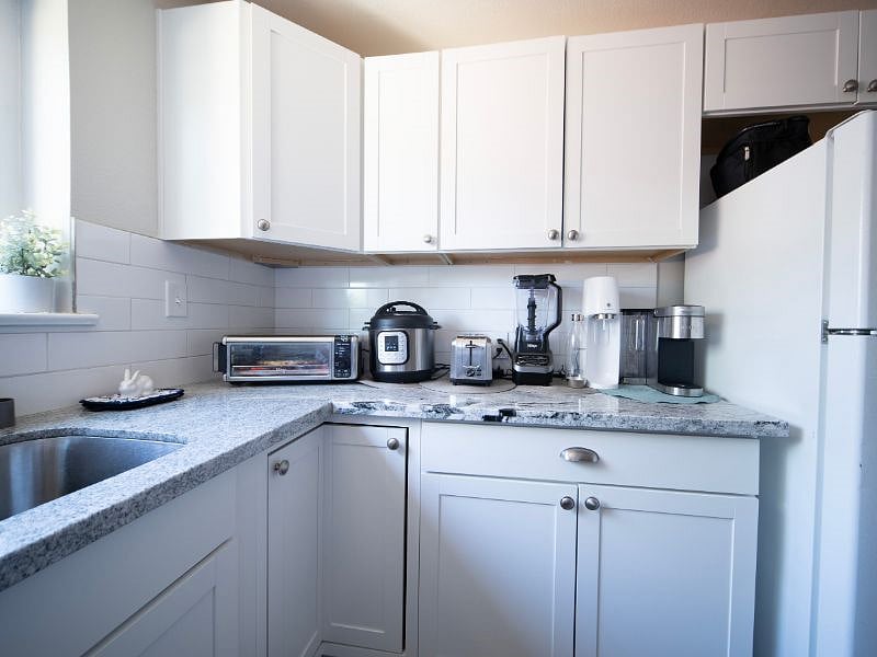 Appliance suite of Keurig, Soda Stream, Ninja Blender, toaster, Insta-Pot, Ninja Airfryer / convection oven, rice cooker, and electric tea kettle
