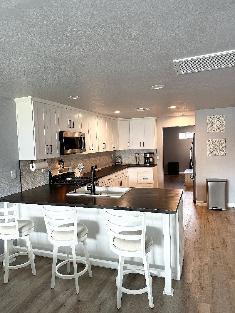 Full size kitchen w/ brand new appliances.