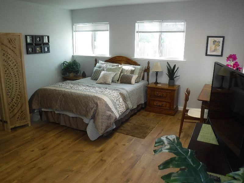 Queen size bed and desk