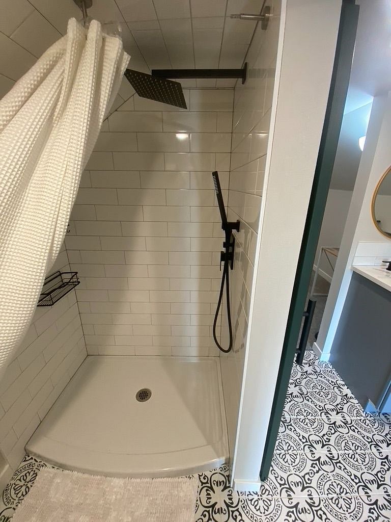 Walk-in shower with rain head and wand