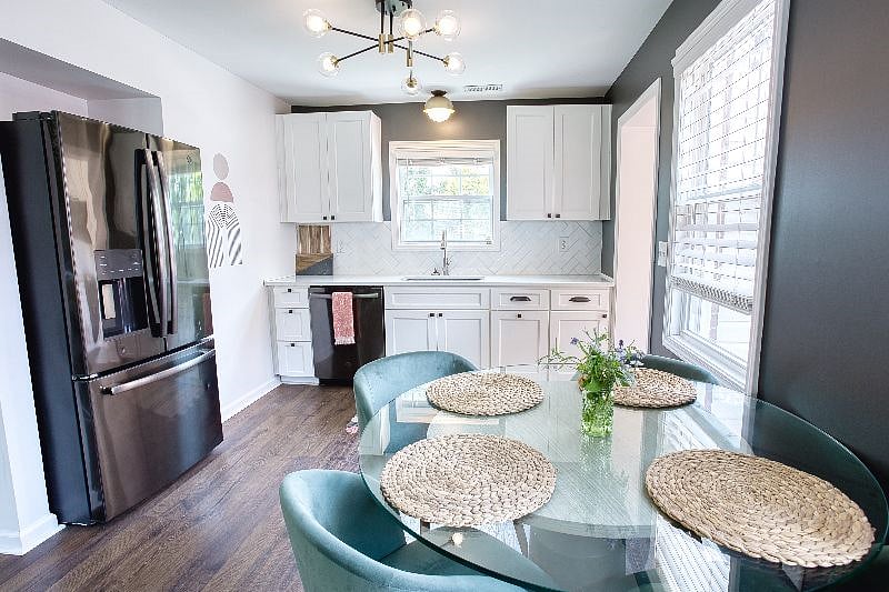 Cute Eat-In Kitchen