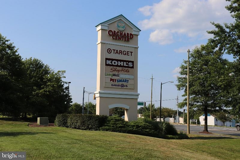 Nearby Shopping & Restaurants