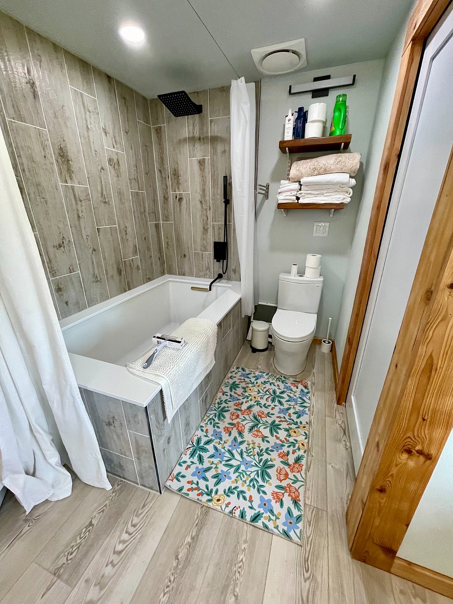 Soaker tub / shower