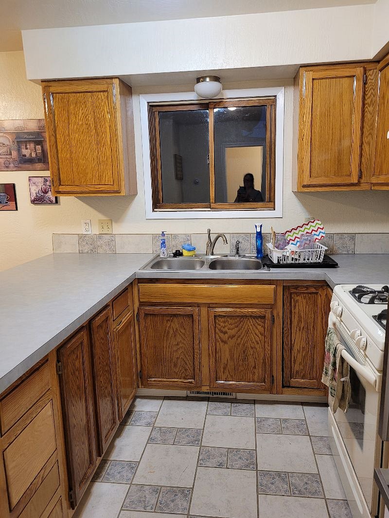 Fully equipped kitchen.