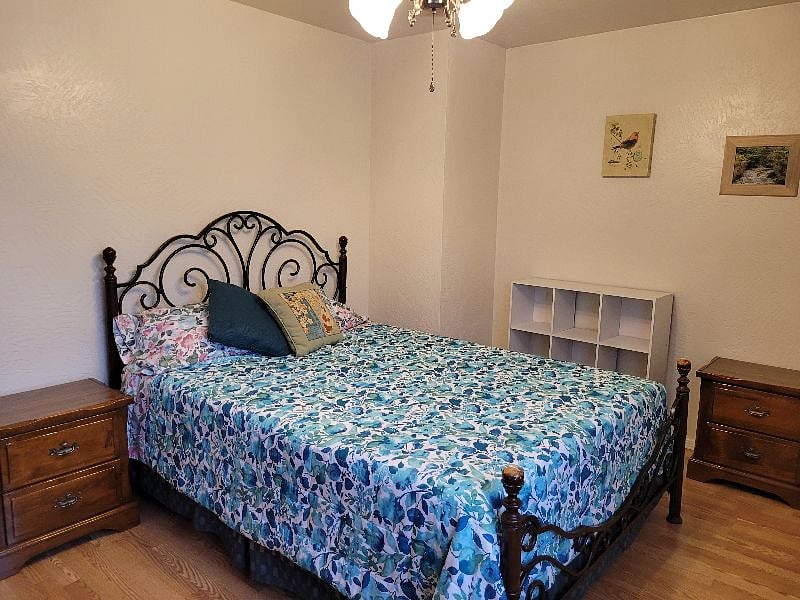 Master bedroom - queen size bed