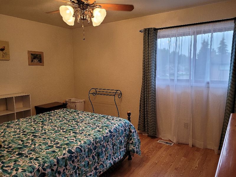 Master bedroom - queen size bed