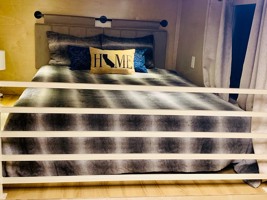 2nd queen bed sleeping area.