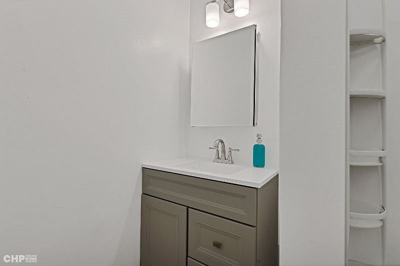 2nd bedroom's bathroom