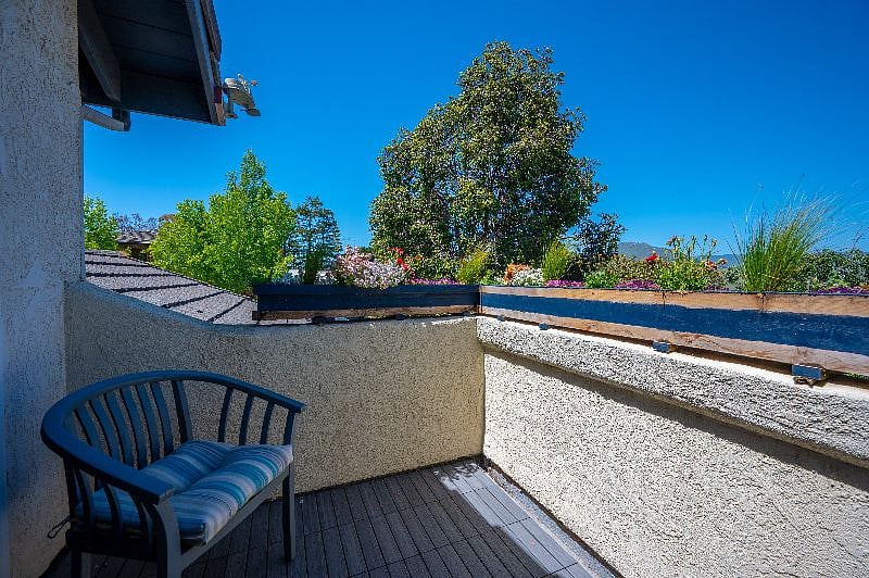 Main bedroom sitting area / deck with views.