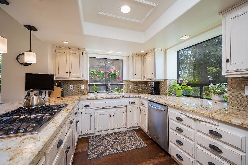 Fully loaded kitchen. Great light and lots of counter space.