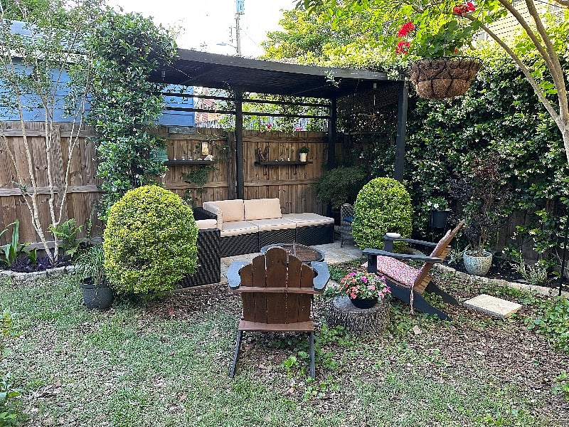 SHARED BACKYARD RELAX UNDER THE PERGOLA..