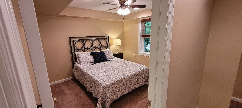 Bedroom w/ queen bed