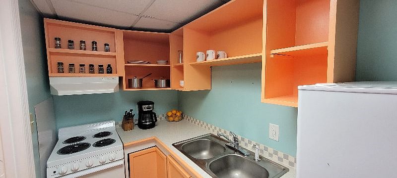 Full kitchen.