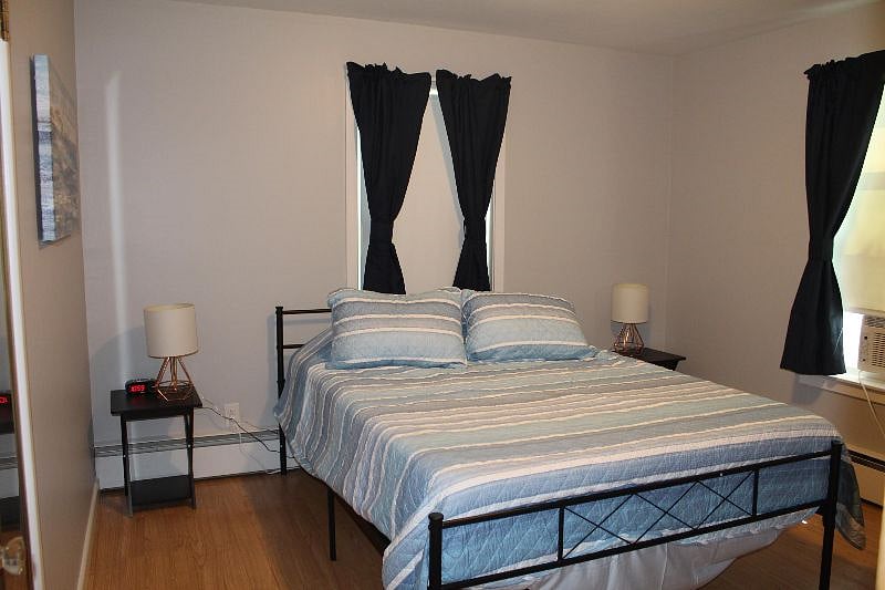 Second bedroom with queen size bed