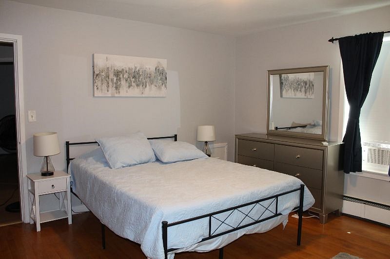 Master bedroom with queen size bed