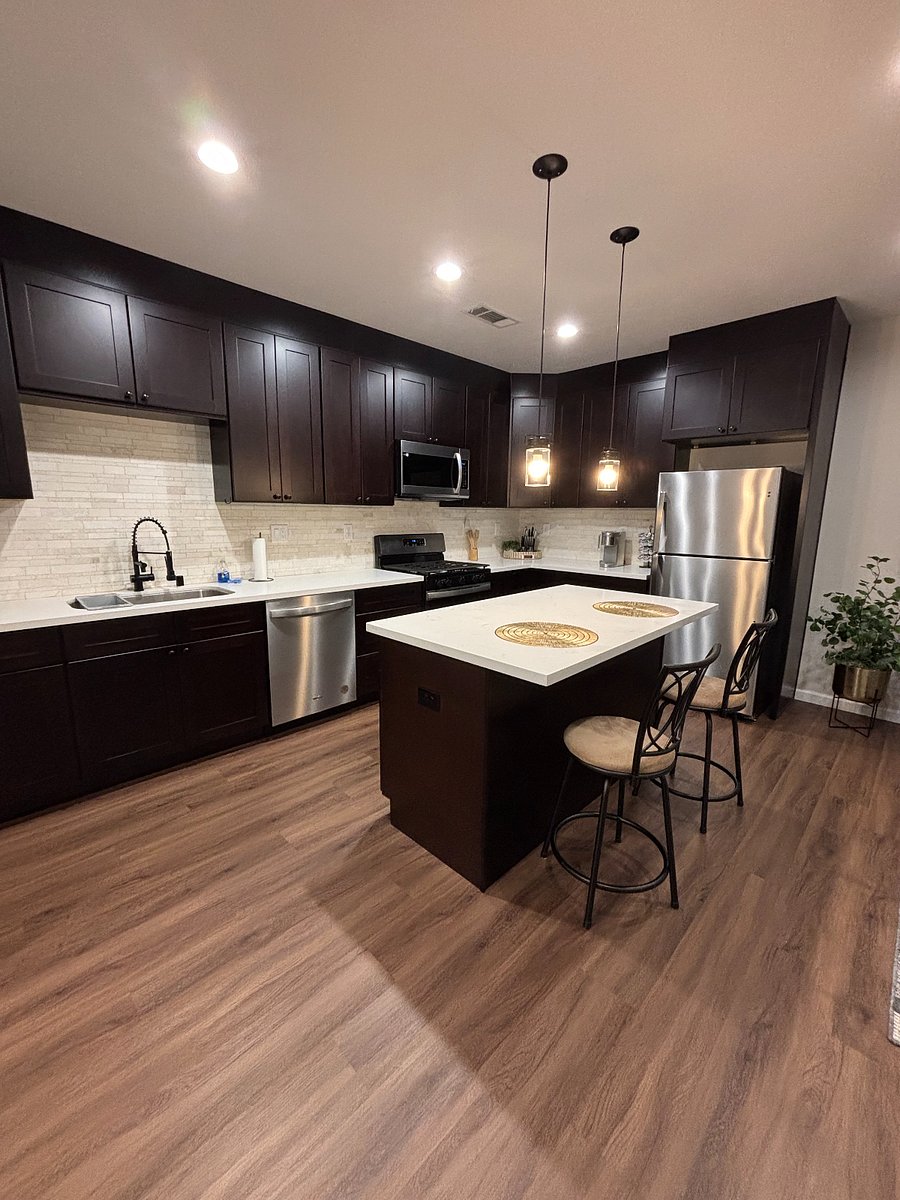 Full size appliances/spacious fully loaded kitchen