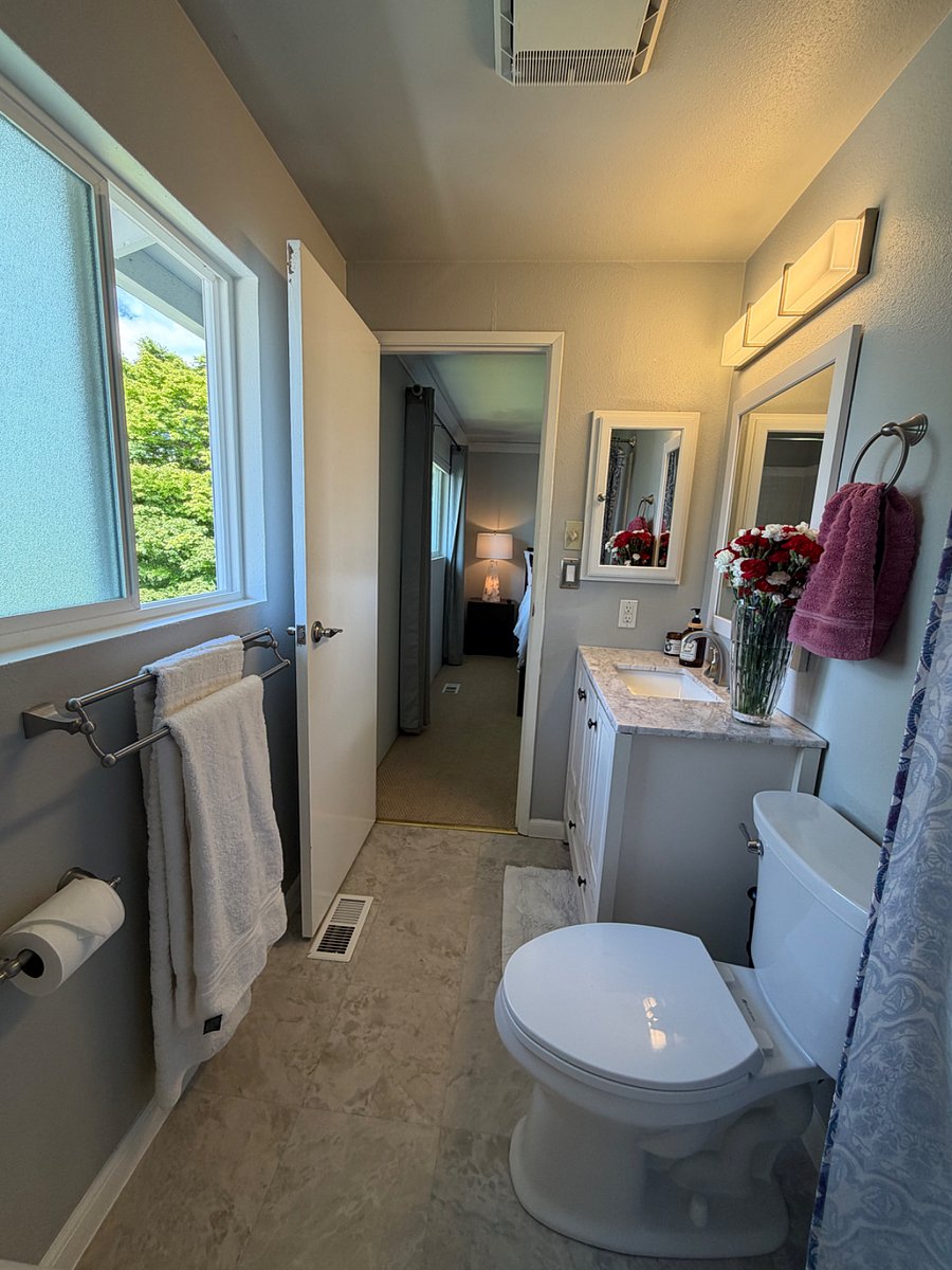 Private full bathroom in private bedroom/king size bed - with bay views.guest bathroom 