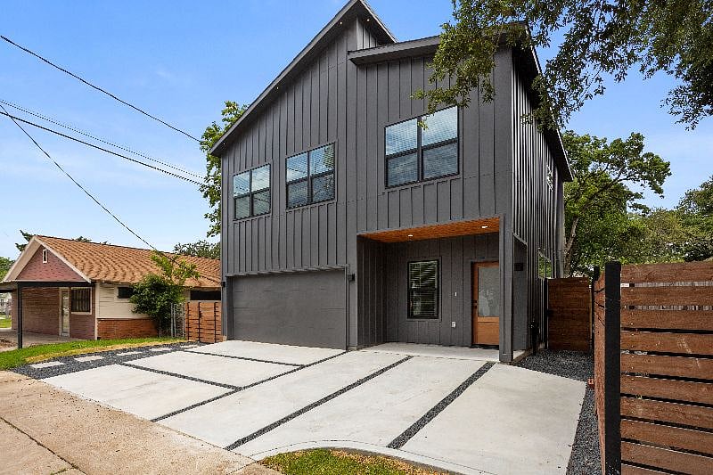 Entrance in front is to a separate studio apartment. Owner rents out on Airbnb, can be reserved for family or friends that come and visit!
