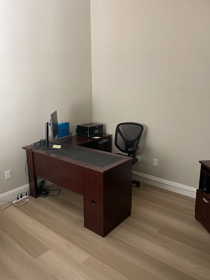 OFFICE DESK AREA OR XTRA BEDROOM W/O CLOSET