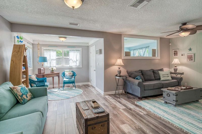 Living room/Reading nook/Bar area