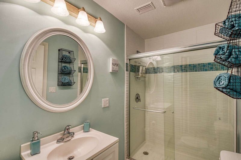 Queen Suite Full Bath