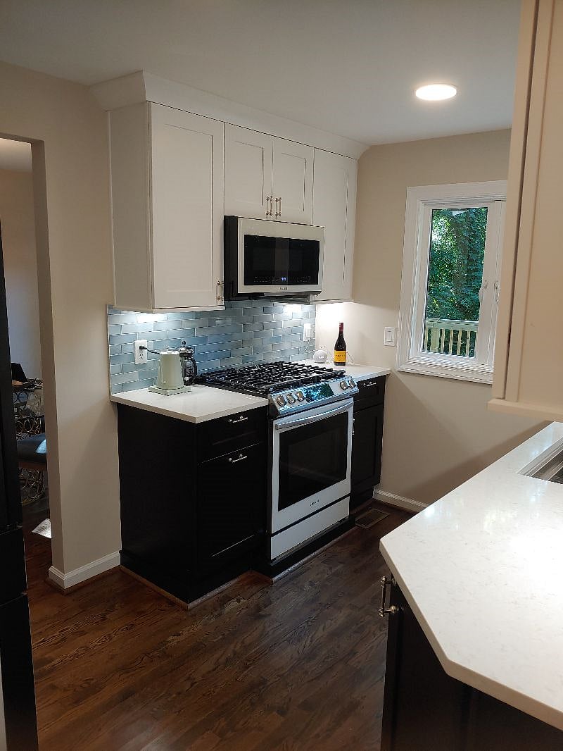 Six burner gas stove for the chef who enjoys meal prep. Includes griddle and air fryer in addition to convection oven and convection microwave. 