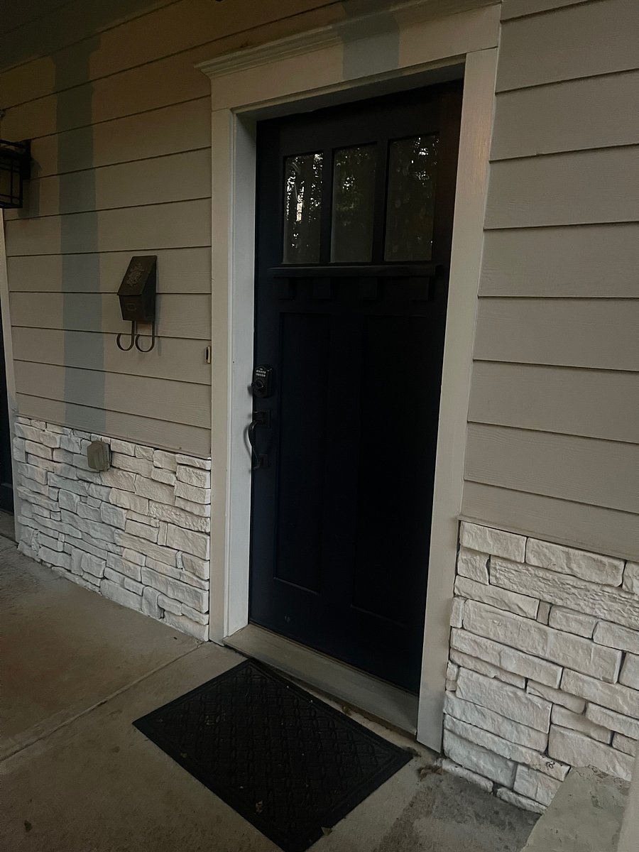PRIVATE ENTRANCE TO YOUR COZY AND MODERN PLACE!