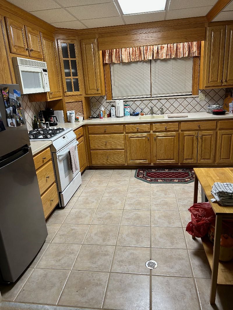 Fully stocked kitchen but no dishwasher.  