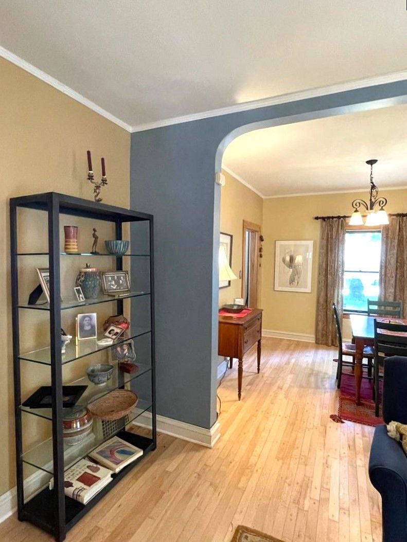living room: maple floors, 9' high ceiling. I will remove knick-knacks to make room for your things!