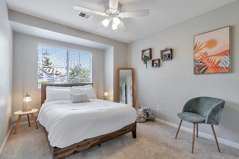 Cozy room with Full Size Bed