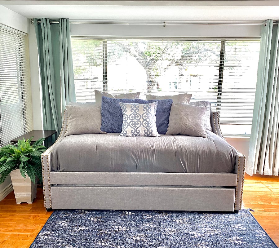 Living room: day bed with 2 single beds. (sleeps 2 single people.)