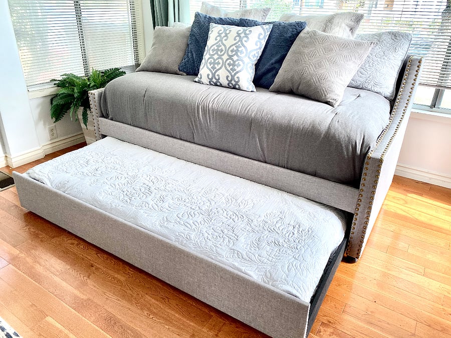 Living room: day bed with 2 single beds. (sleeps 2 single people.)