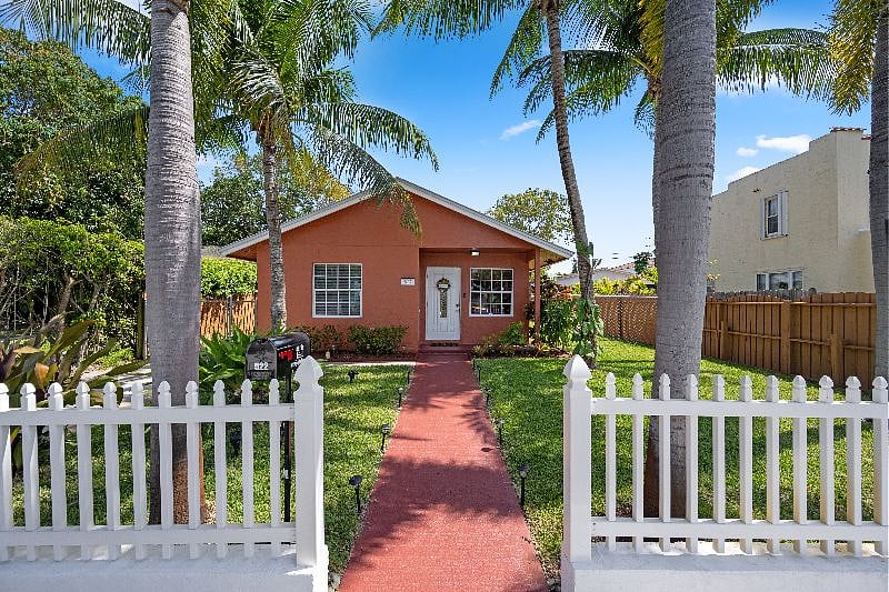 Welcome to Casa Hermosa!! Here you will find a completely remodeled, coastal oasis awaiting you! We have 3 bedrooms and 2 full bathrooms, all completely redone!