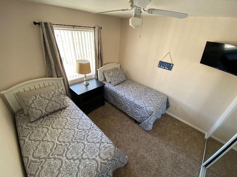 Bedroom 2 - 2 twin beds with tv