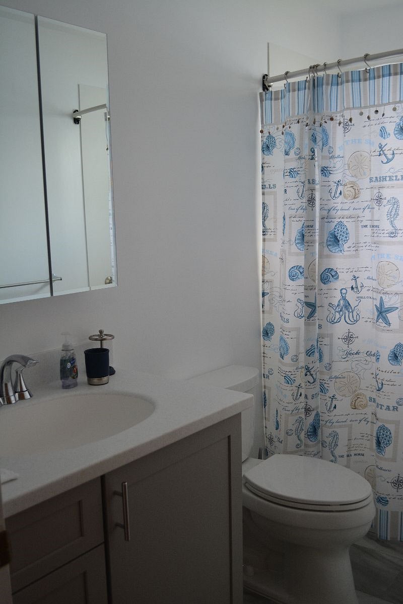 Shared main full bath