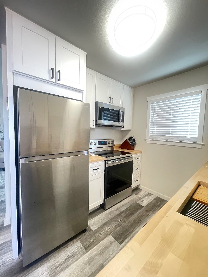 You have a beautiful kitchen wit all stainless steel appliances, touchless faucet, sink with integrated cutting board and drying wrack, and dishwasher.