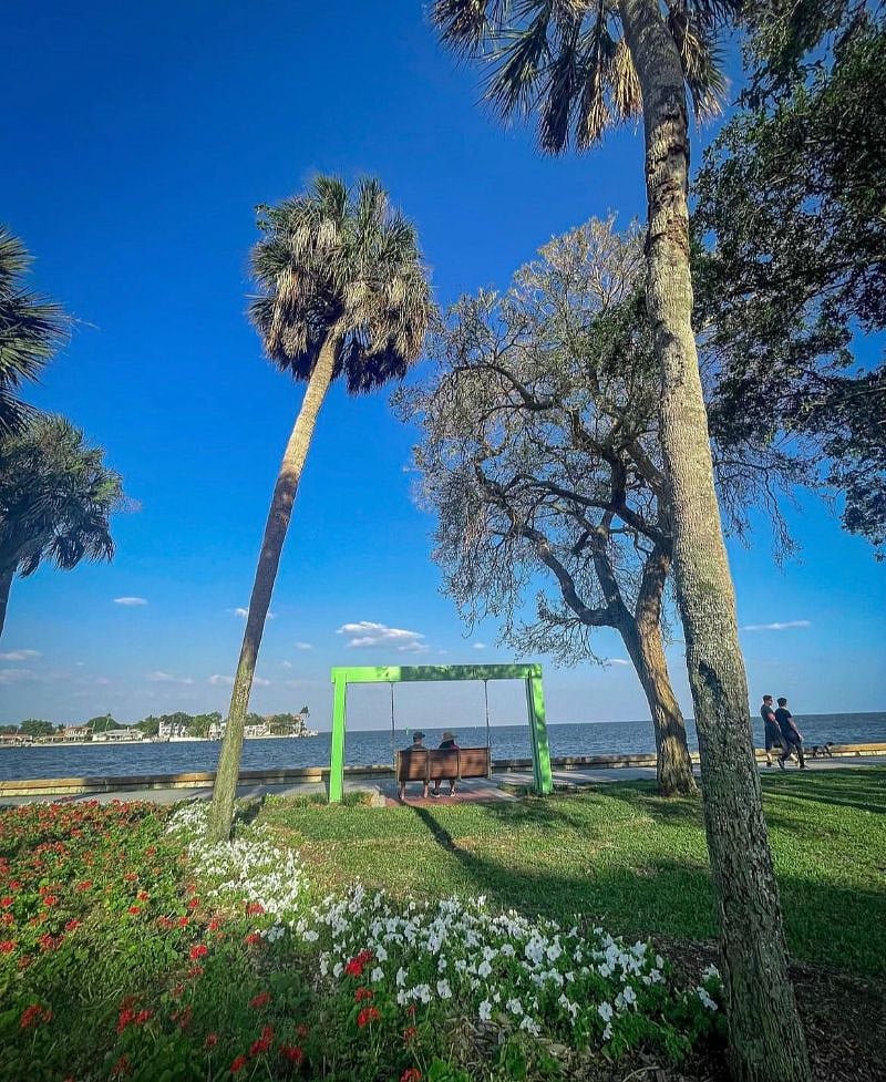 Just 5 blocks away from the waterfront. Enjoy a walk to downtown St Pete!