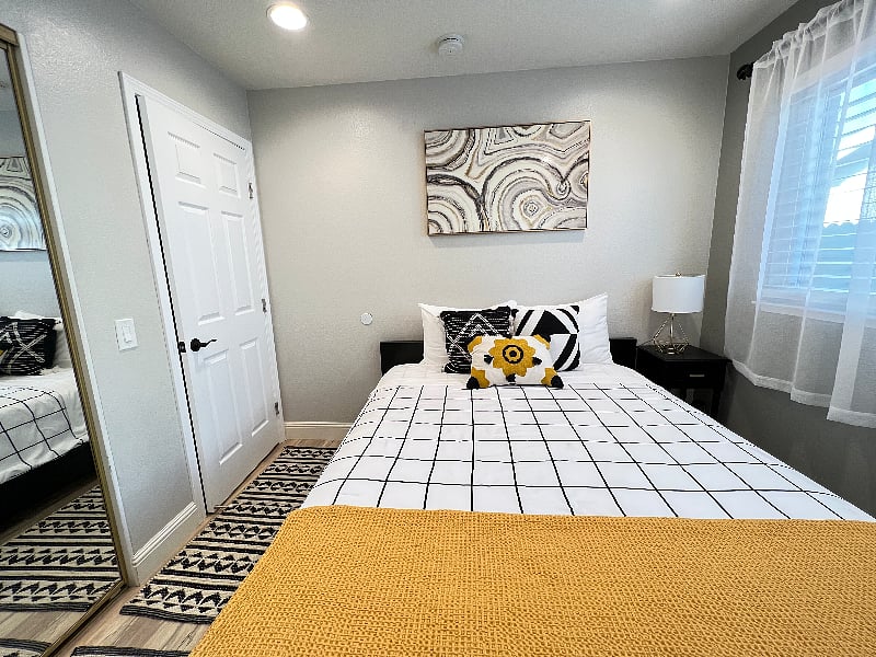Room 2 Queen Bed