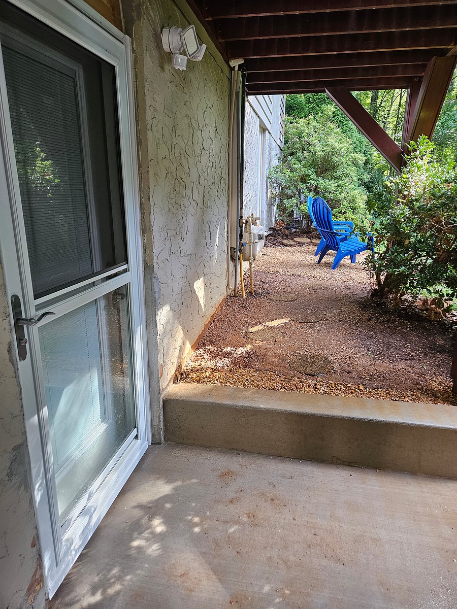 private entry with exterior seating