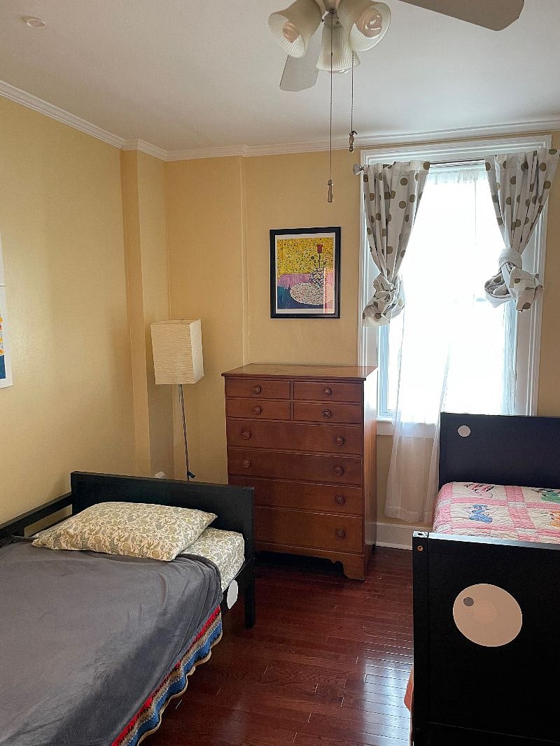 Second bedroom with twin beds.