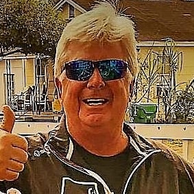 Denny, Host