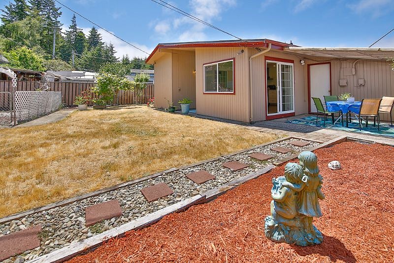 Fully-enclosed private backyard with fruit trees. Pet ready!