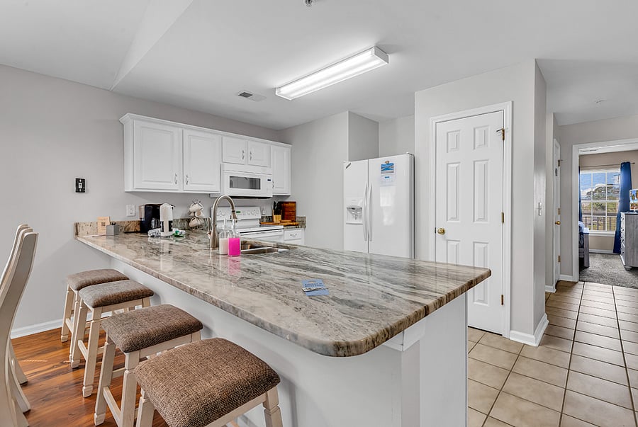 Large kitchen counter for meal prep or just hanging out