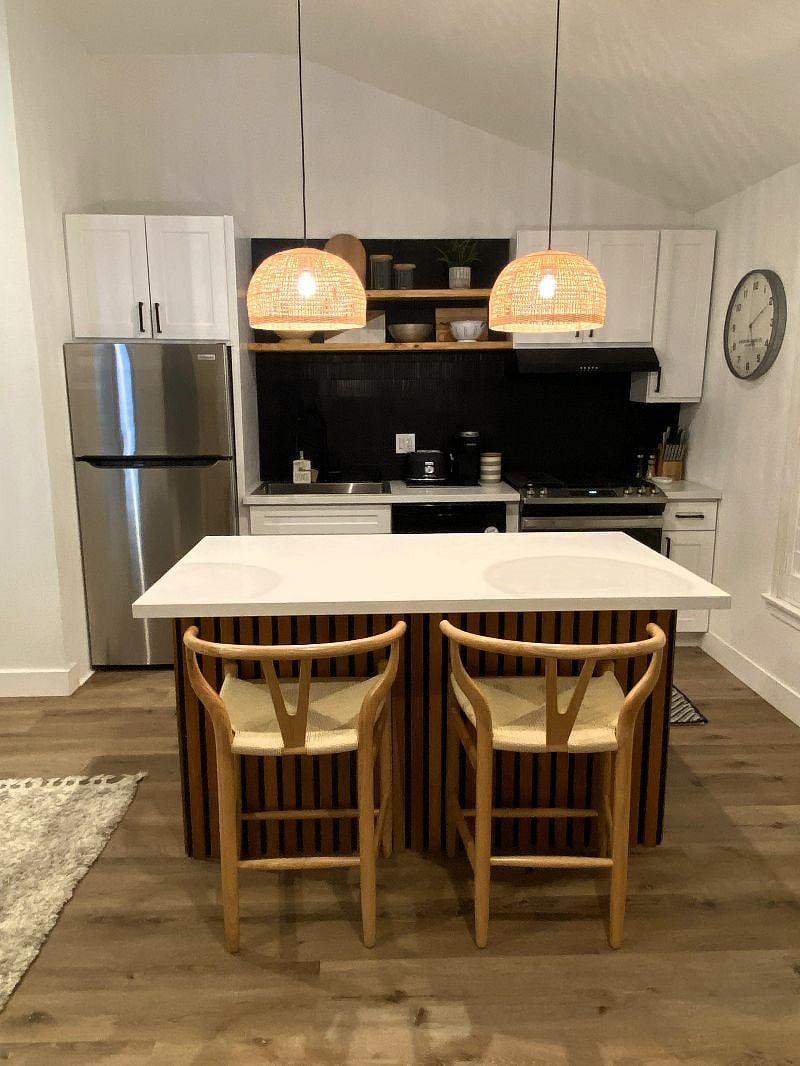 Stylish island with bar seating for 2