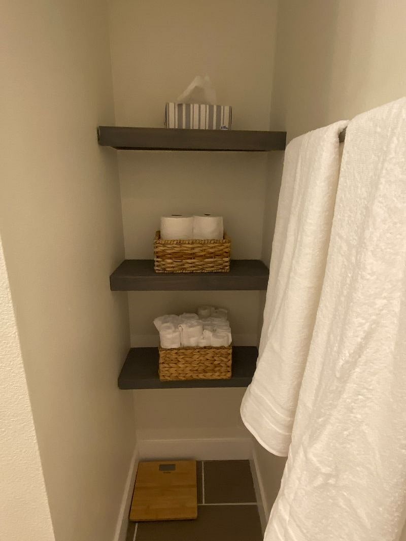 Linens and toiletries 