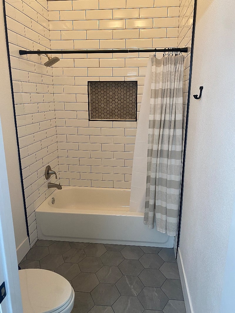 Upstairs bathroom tub/shower